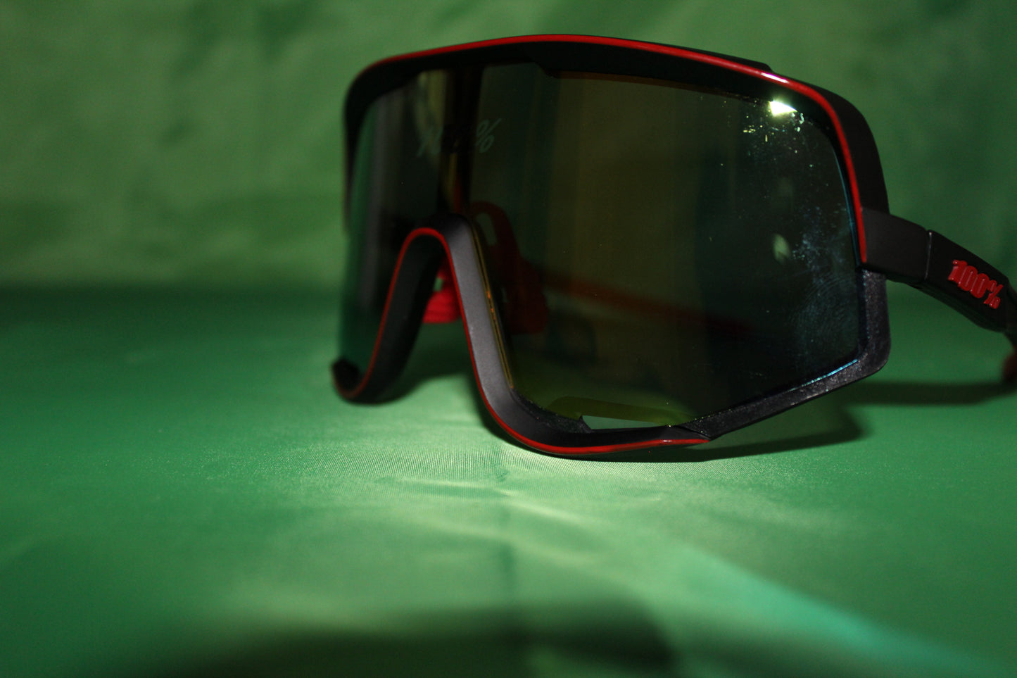 100% Eyewear "Red & Black"