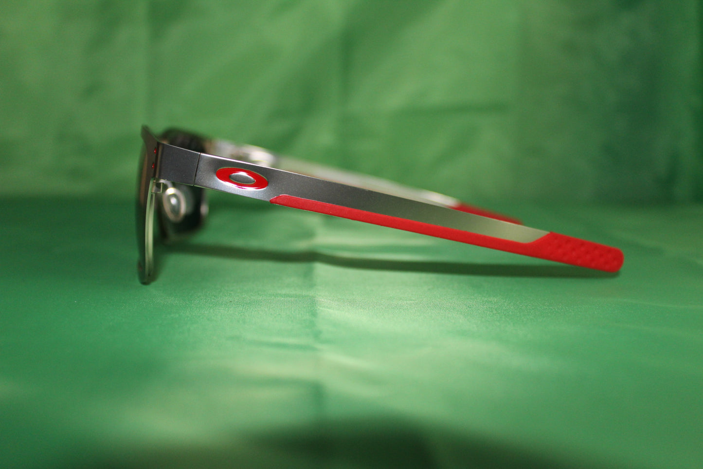 Oakley "Silver Metal & Red"